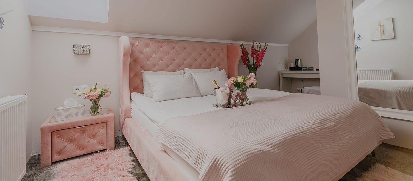 Apartament z różowym wnętrzem i łóżkiem małżeńskim