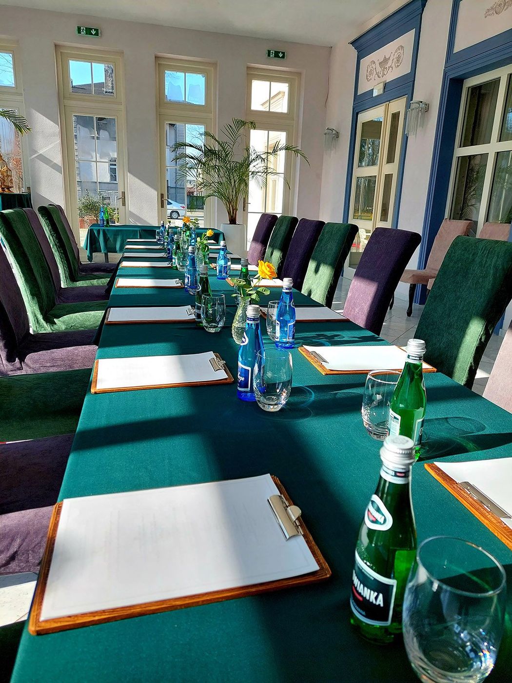 Sala konferencyjna w układzie szkolnym