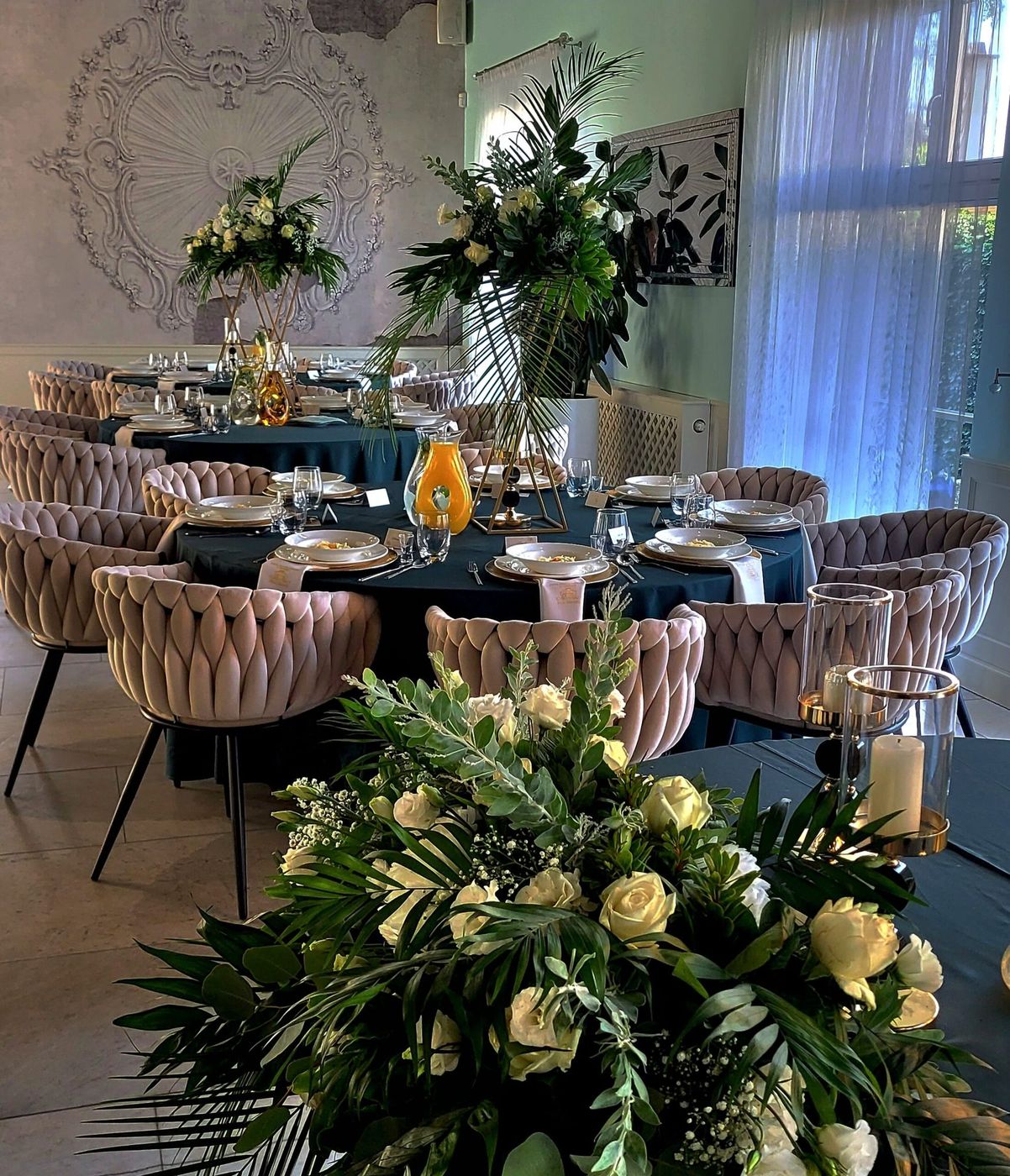Sala z okrągłymi stołami