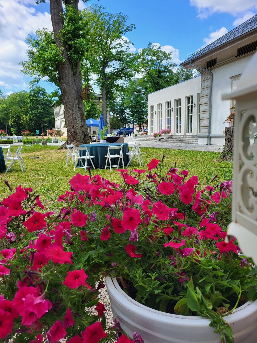 Park i budynek sali