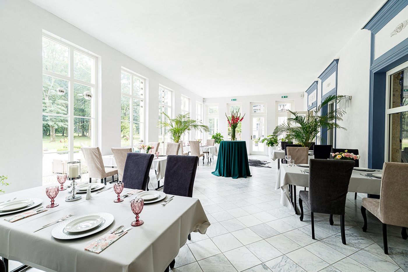 Jasna sala restauracyjna z widokiem na park