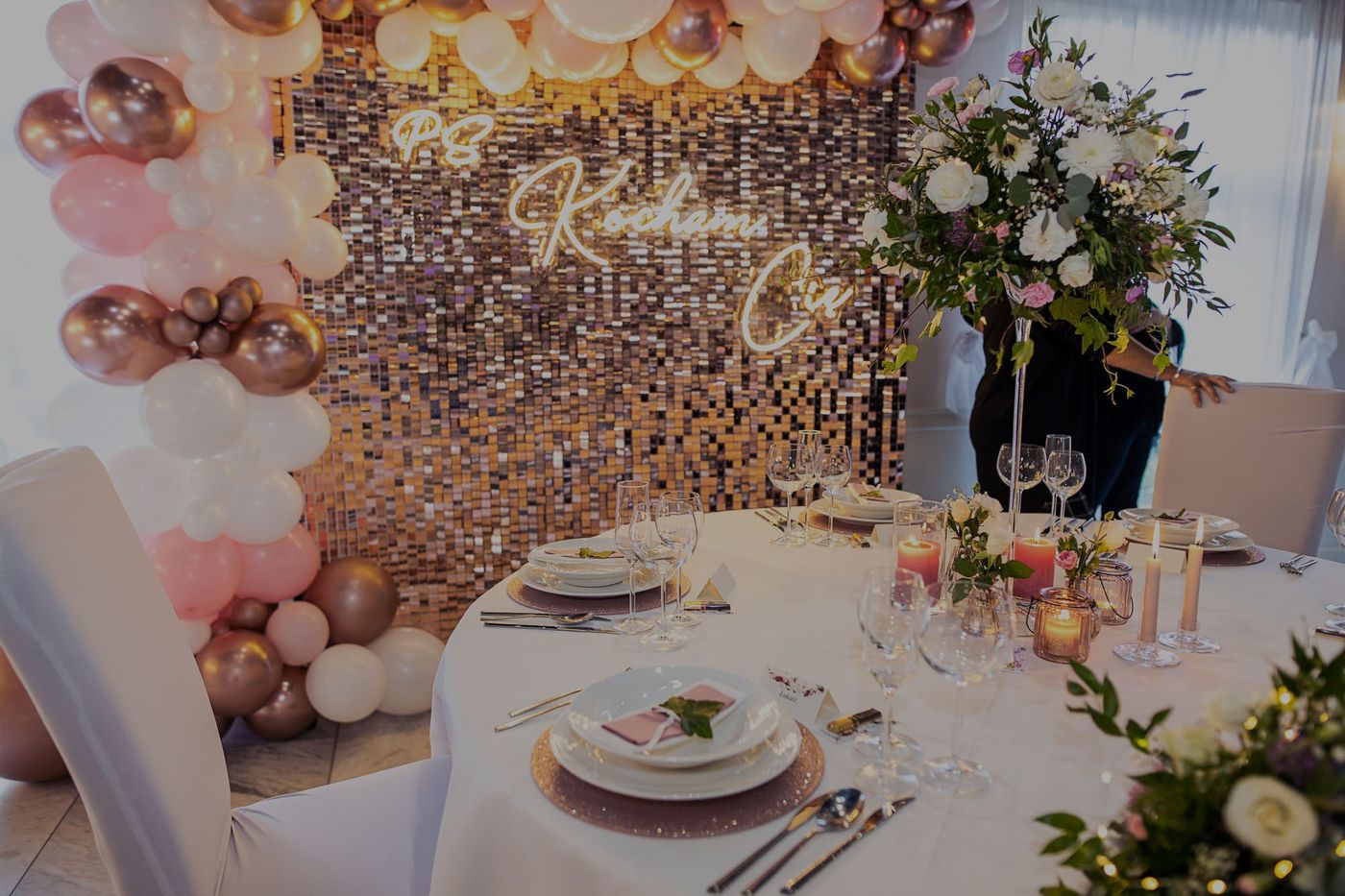 Stół urodzinowy w dekoracji rose gold