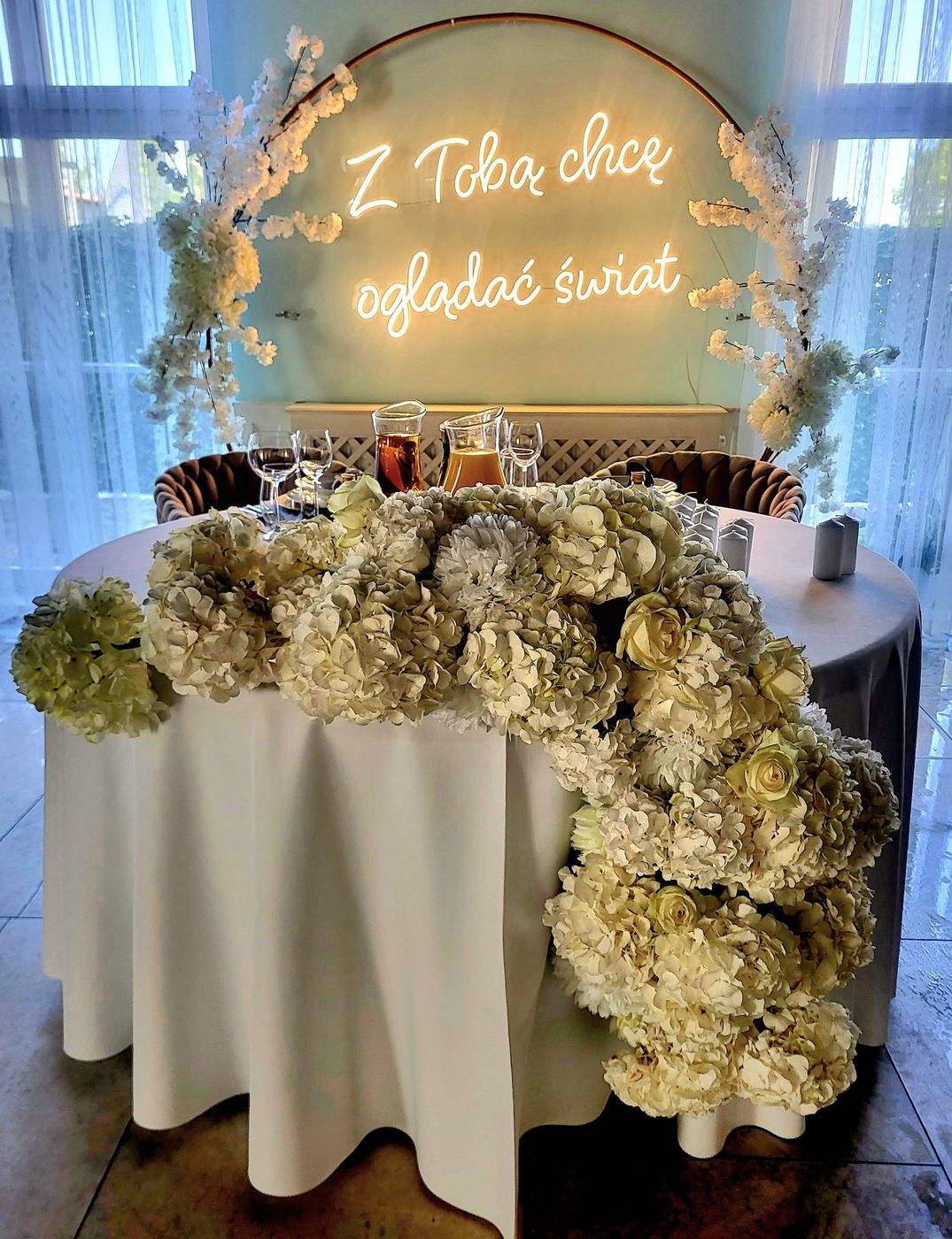 Stół pary młodej z hortensjami