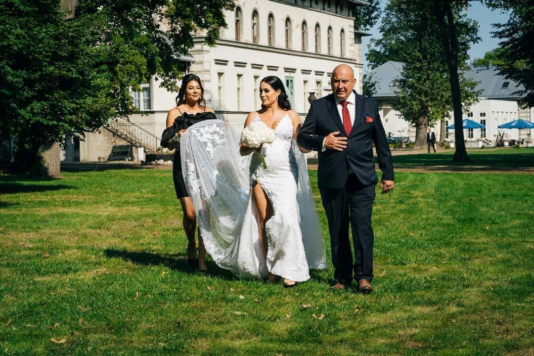 Panna młoda z rodzicami